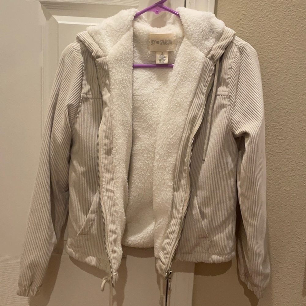 Cream corduroy jacket🤍💛 size S.